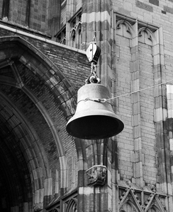 82389 Afbeelding van het verwijderen van de voor restauratie bestemde klokken van het carillon van de Domtoren ...